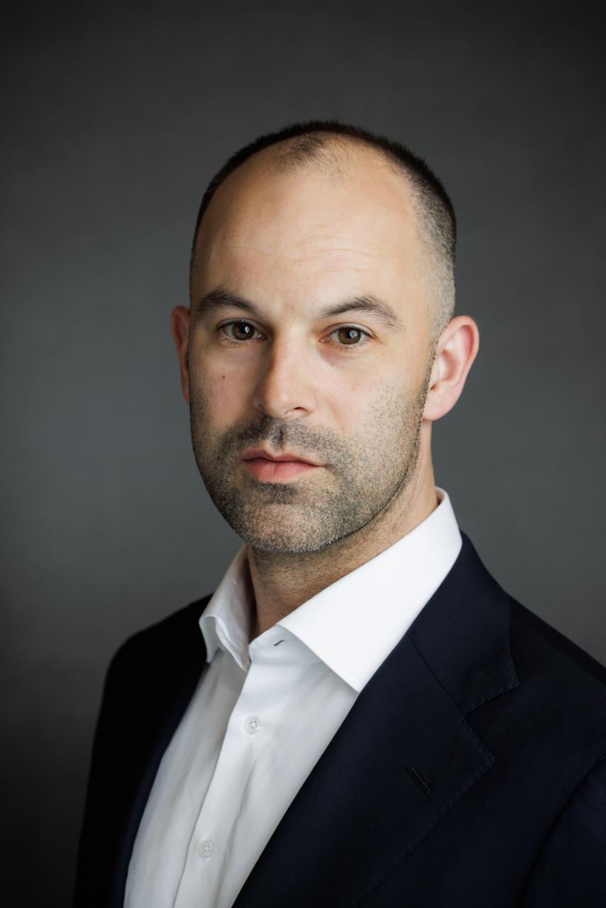 Dr hab. n. med. Mateusz Winiarczyk – portret w kitlu lekarskim